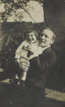 John Heartfield mit seinem Sohn Tom, Berlin, ca. 1920. Foto: Akademie der Künste, Berlin, JHA 600/16.3.13.