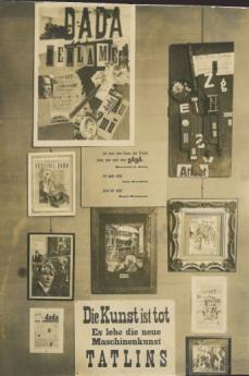 Erste Internationale Dada-Messe: Raum 1 mit Arbeiten von Raoul Hausmann, 1920. Foto: Akademie der Künste, Berlin, JHA 618/34.1.12.