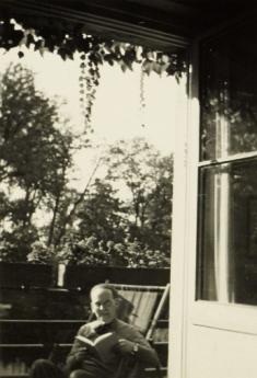 John Heartfield auf der Terrasse seiner Leipziger Wohnung, Silbermannstraße 7, 1951. Foto: Akademie der Künste, Berlin, JHA 590/6.3.2.