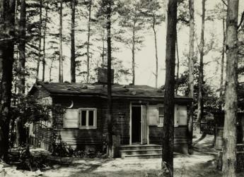 Heartfield's cottage in Waldsieversdorf, Schwarzer Weg 12, 1958. Photo: Akademie der Künste, Berlin, JHA 630/46.1.1.