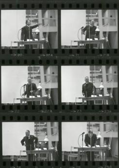 Während der Eröffnung seiner Ausstellung „John Heartfield. Fotomontör“, Moderna Museet, Stockholm, 1967. Foto: Akademie der Künste, Berlin, JHA 627/43.5.7.119–124